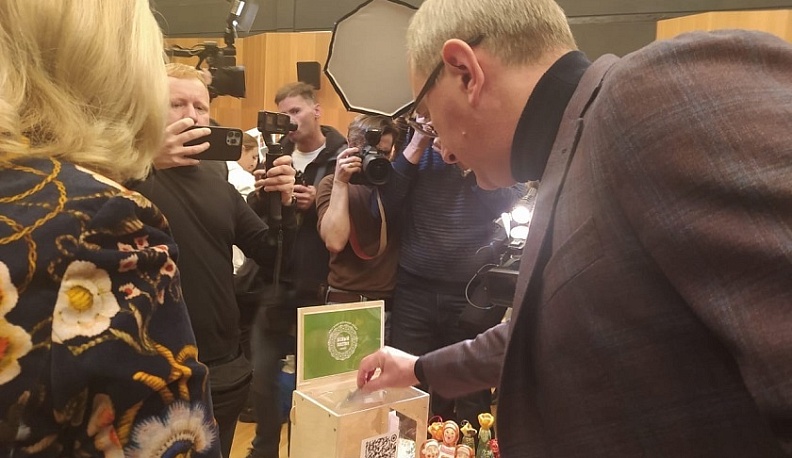 Грандиозная благотворительная акция «Белый цветок» проходит в эти минуты в калужском Инновационном культурном центре