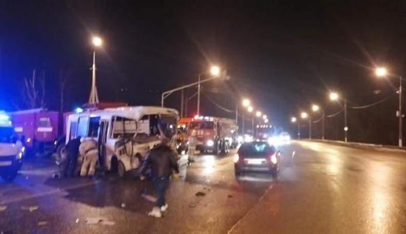 Появилось видео столкновения фуры и рейсового автобуса в Калужской области