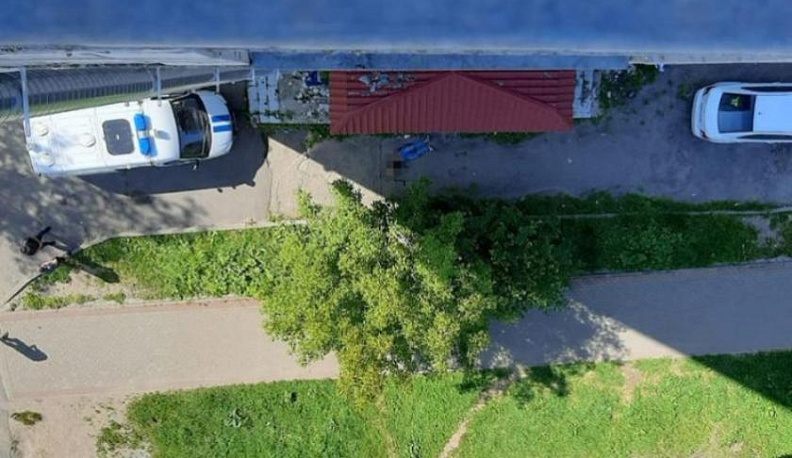 В Калуге парень выпал из окна многоэтажки и погиб 