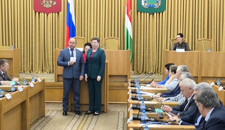 Избранные депутаты Законодательного Собрания получили удостоверения