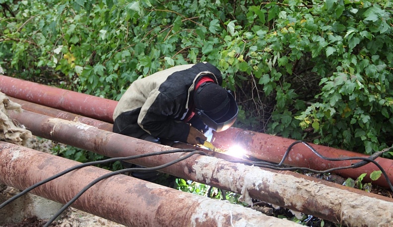 Калугатеплосеть устраняет две аварии на теплотрассе в Калуге