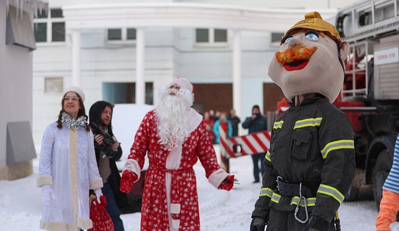 В Калуге новогодний десант спустился с крыши областной детской больницы