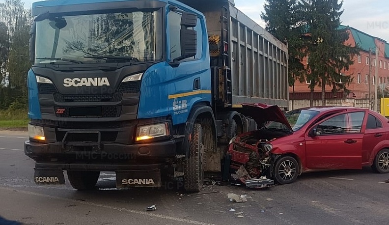 В Малоярославце легковушка врезалась в фуру