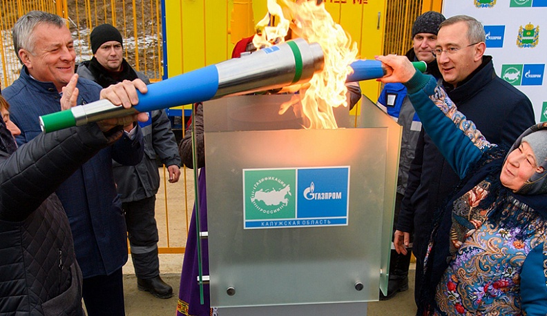 Владислав Шапша  и Сергей Густов вместе с жителями села Тарасково зажгли символичес-кий газовый факел.