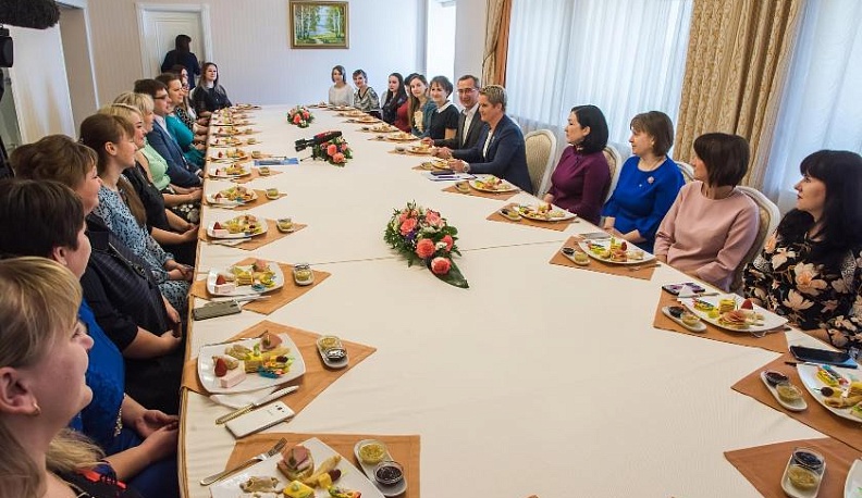 Многодетные мамы побеседовали с главой региона за чашкой чая