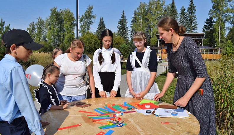 В Тарусе в День знаний дети мастерили обереги на пятёрки 