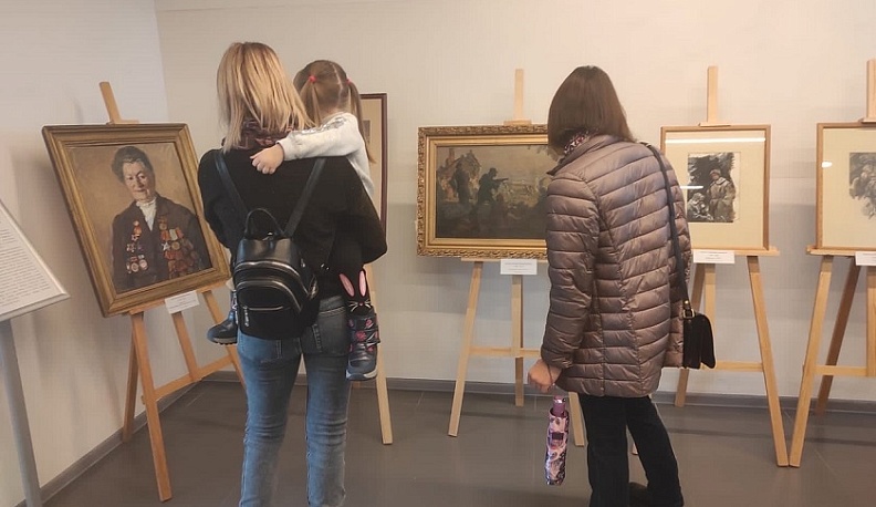 На фестивале «УграФест» открылись уникальные выставки костюма, портретов, оружия и доспехов