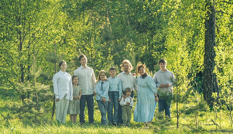 На открытие выставки в Кондрово вместе с автором работ приехали ее муж, дети и их дедушка. Так что первые зрители могли увидеть прототипы персонажей фоторабот воочию.