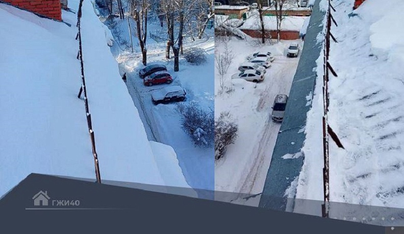 В Калуге расчищают кровли многоквартирных домов от снега