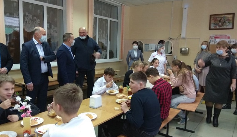 Геннадий Новосельцев лично продегустирует школьную еду