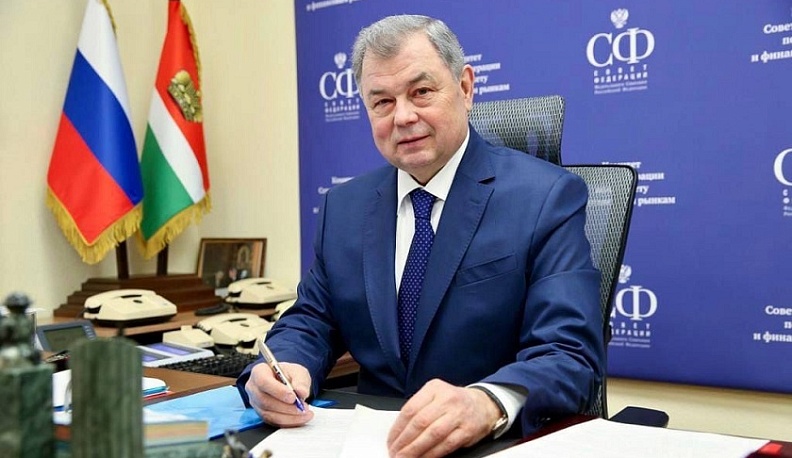 Анатолия Артамонова поздравили первые лица страны