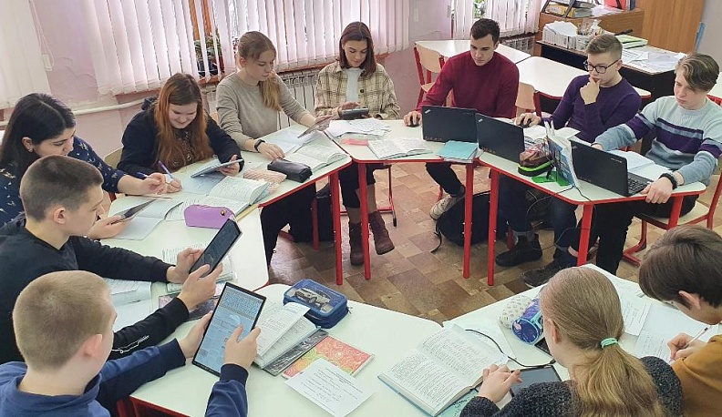 Диктует время