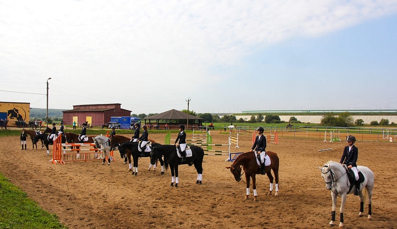 В Калуге прошли соревнования по конному спорту