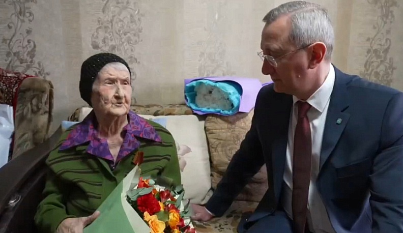 Владислав Шапша наградил жительницу Сухиничского района