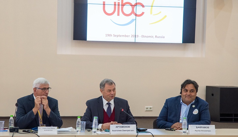 Анатолий Артамонов приветствовал участников Международного конгресса 