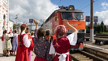 К нам приехал, к нам приехал Театральный поезд дорогой!