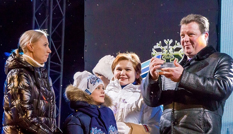 Рязань передала новогоднюю эстафету Калуге. Хрустальную снежинку вручили заместителю губернатора области Константину Горобцову.