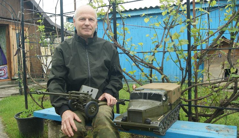 Житель Куйбышевского района Александр Мельников строит модели военной техники