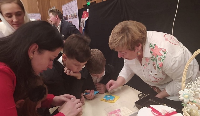 Грандиозная благотворительная акция «Белый цветок» проходит в эти минуты в калужском Инновационном культурном центре