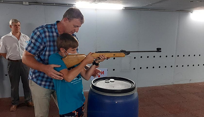 Ольга Коробова вместе с воспитанниками калужских школ побывала на экскурсии в ДОСААФ