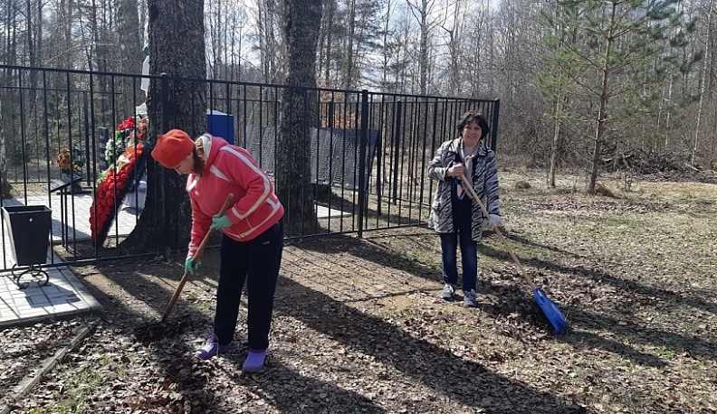 Людиновские волонтёры привели в порядок памятные места района