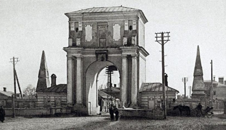 В Калуге на Ленина строят второй обелиск Московских ворот