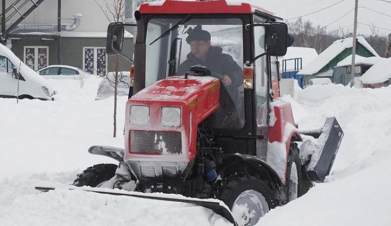 На очистку дорог от последствий метели в Хвастовичском районе вышли люди и техника