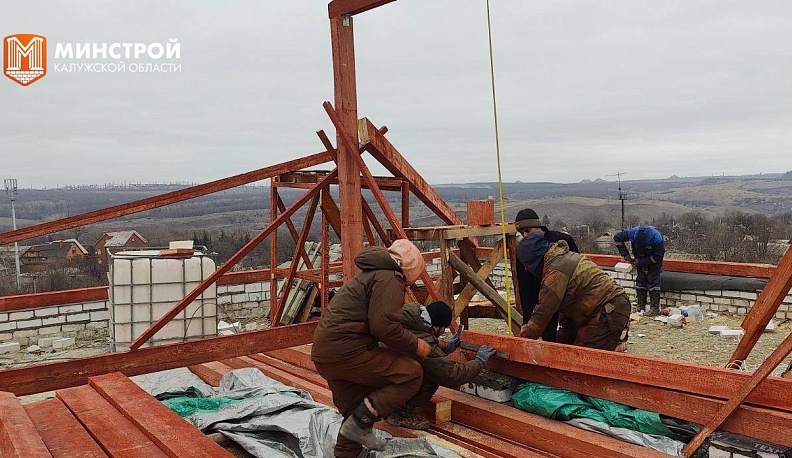 Калужские специалисты начали восстанавливать крыши домов в Первомайске