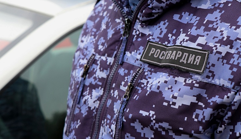 Росгвардейцы задержали агрессивного мужчину в торговом центре в Калуге