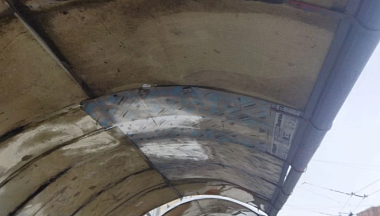 Провалившуюся крышу на одной из остановок Калуги отремонтировали