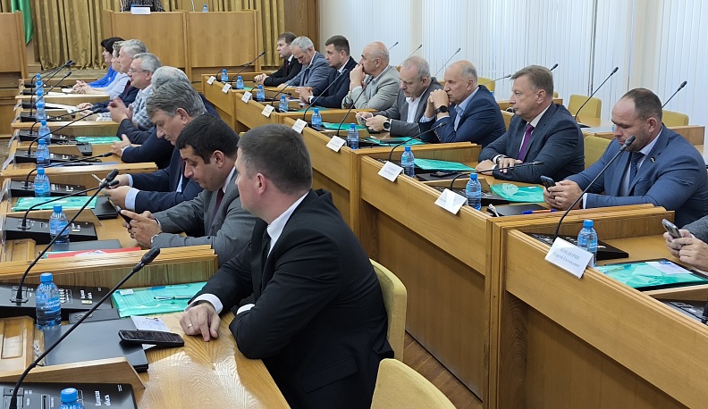 Избранные депутаты Законодательного Собрания получили удостоверения