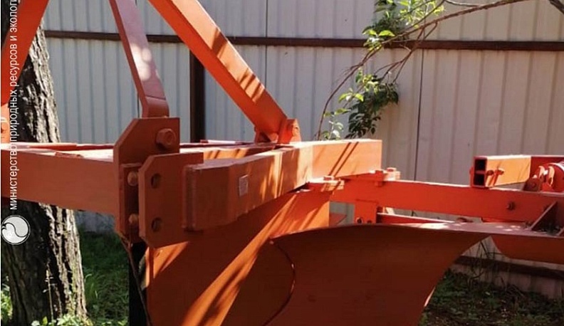 Лесопожарная служба области получила три плуга для обработки почвы на 300 тысяч рублей 