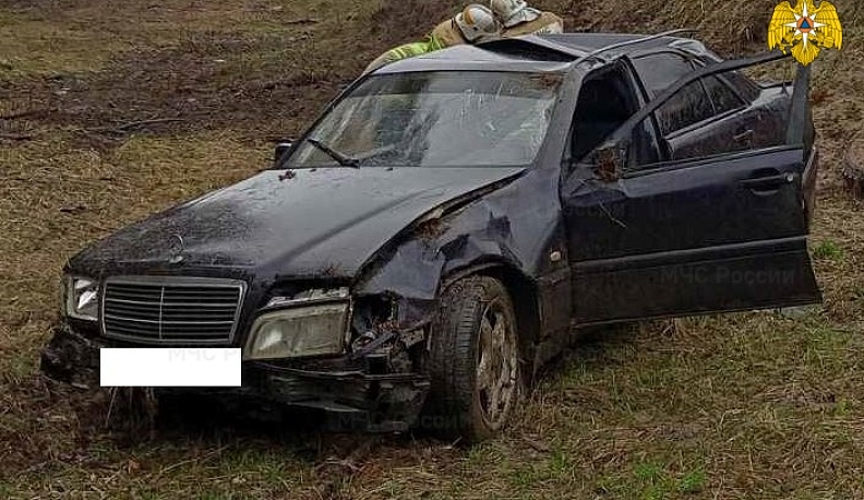 На дороге «Калуга-Медынь» в кювет съехал «Мерседес»