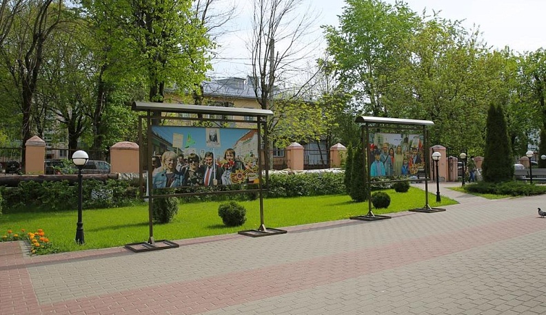На территории БСМП в Калуге открылась фотовыставка ко Дню Победы