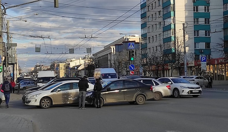 В центре Калуги ДТП спровоцировало огромную пробку