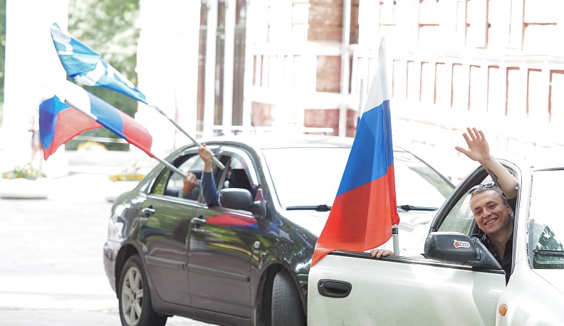 В Калуге прошел автопробег, посвященный Дню государственного флага РФ