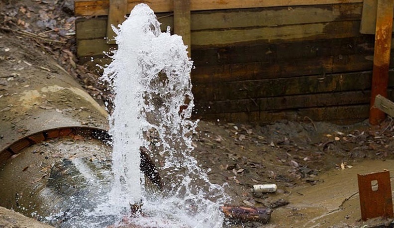 Правобережье осталось без воды из-за прорыва трубопровода