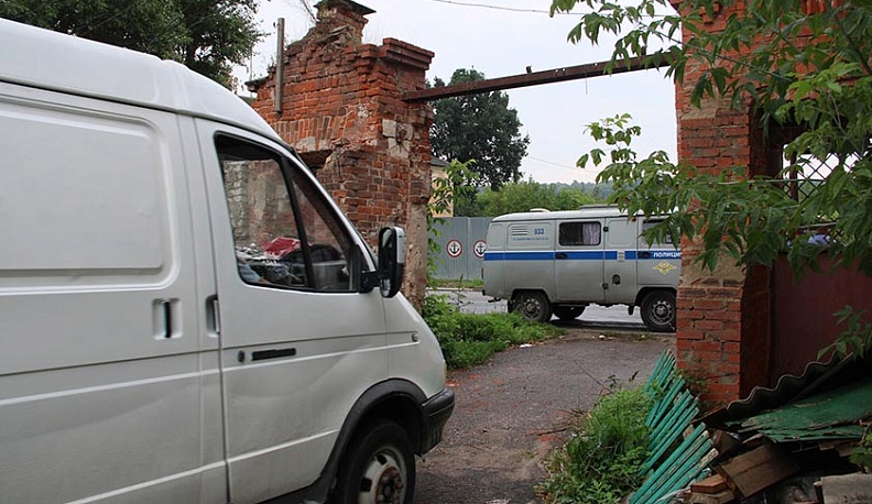 В Калуге задержали воров, пытавшихся украсть чугунную лестницу из дома Ципулина