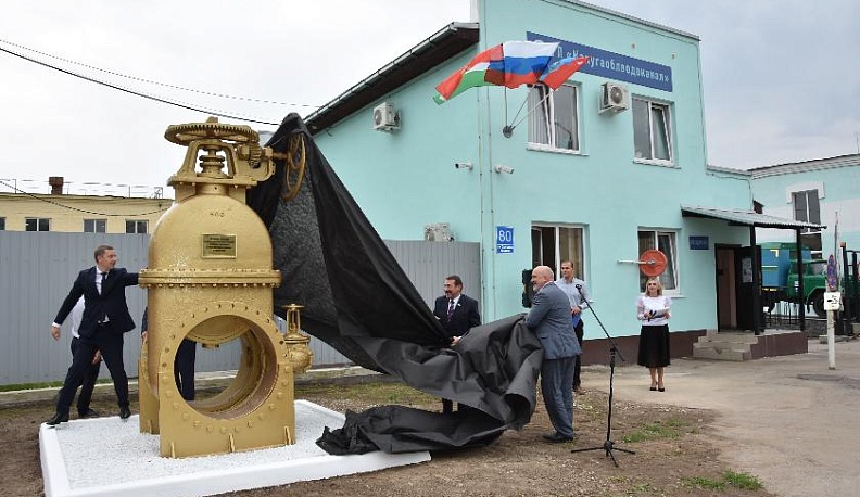 В Калуге открыли памятник водопроводной задвижке