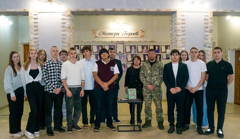 Жиздринские школьники встретились с бойцом СВО