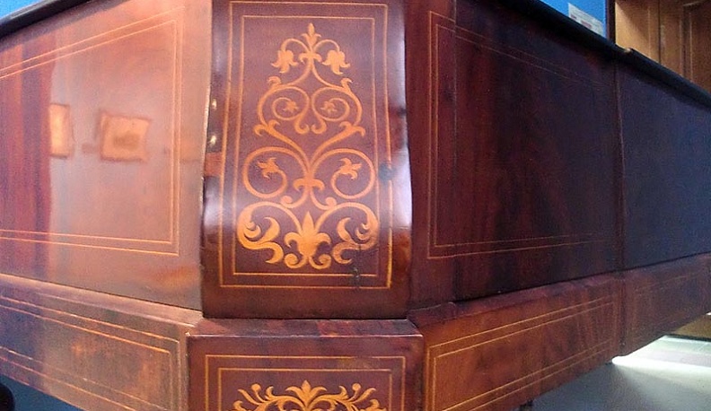 В Калужском музее изобразительных искусств можно увидеть тафель-клавир XIX века