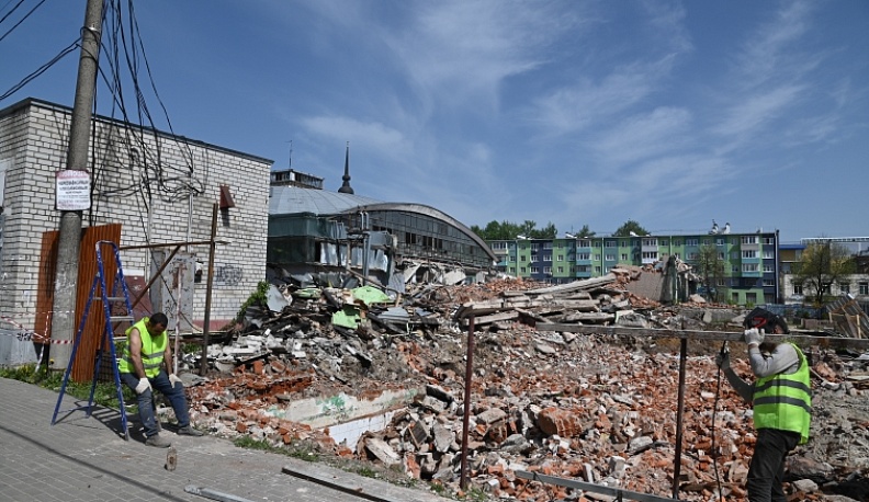 В Калуге начался снос здания бывшего колхозного рынка
