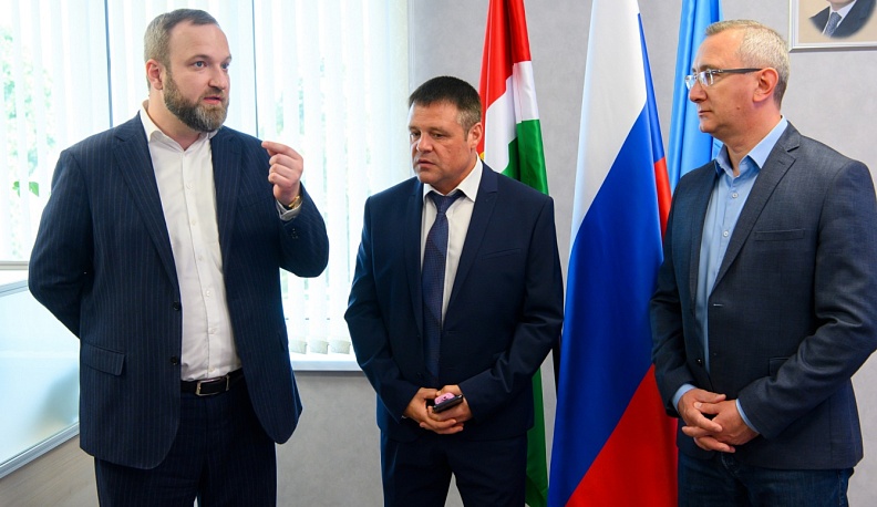 Владислав Шапша посетил региональный Центр обработки вызовов системы-112