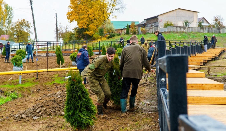В Сухиничах продолжается благоустройство Баевского оврага