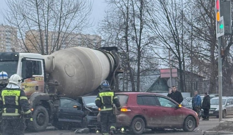 В Калуге девушка пострадала в ДТП с бетономешалкой