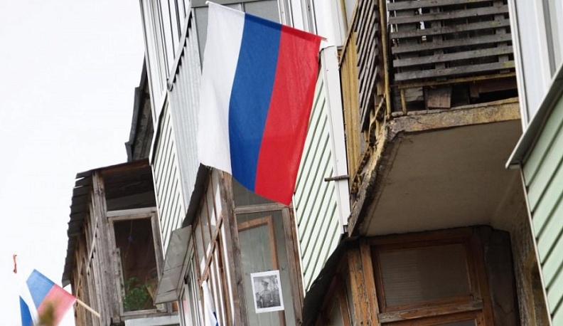 В День Победы калужане украсили свои окна и балконы флагами и портретами героев