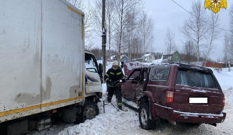 В Калуге при столкновении фургона и внедорожника пострадали два человека