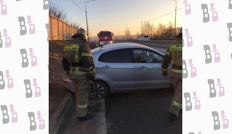 В Калужской области иномарка влетела в фонарь на трассе 