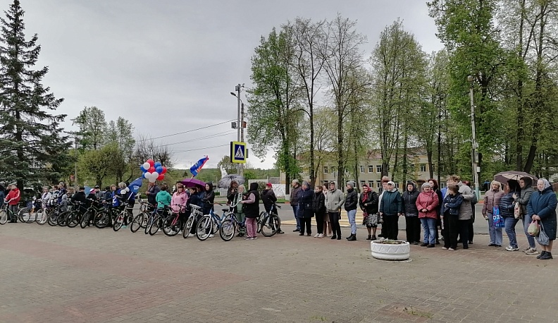 В Думиничах Первомай отметили профсоюзным велопробегом и концертом