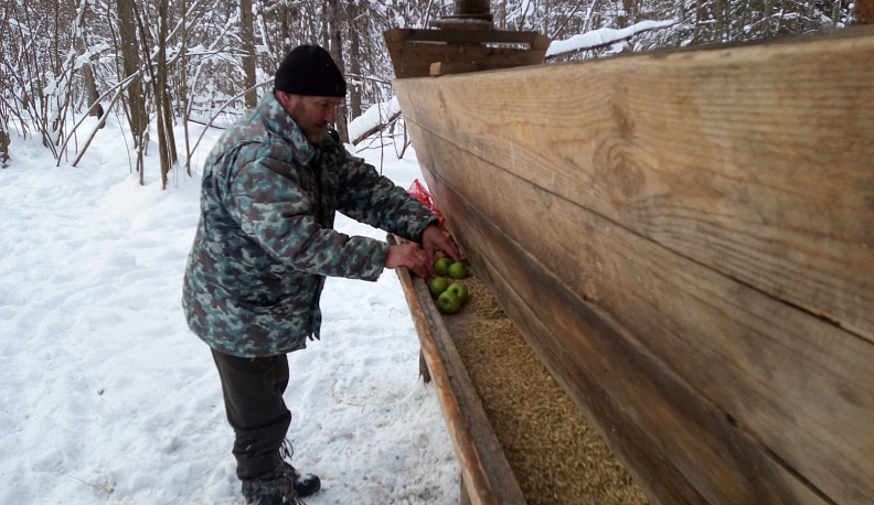 Отцы из Юхновского района собрали корм для зубрят